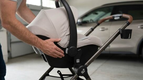Parent converting Maxi-Cosi Zelia 2 Luxe toddler seat into lie-flat infant carriage pram.